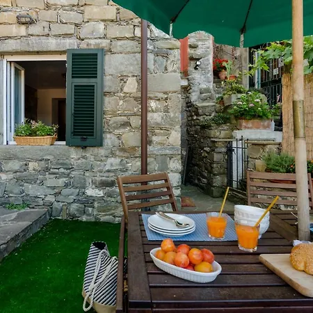 La Casetta Rossa Apartment *
